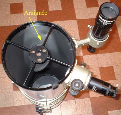 Un tlescope d'amateur et son araigne