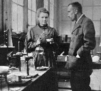 Les Curie dans leur labo